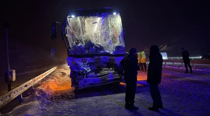 Yolcu otobüsü TIR'a çarptı: Ölü ve yaralılar var