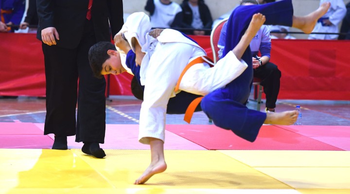 Yunuesemre'nin küçükleri judo ve güreşte 22 madalya kazandı