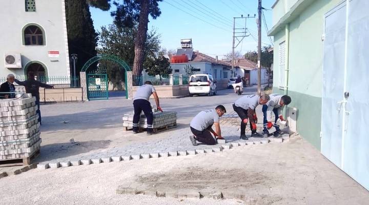 Yunusemre'de 3 mahallede parke taşı döşeme çalışması