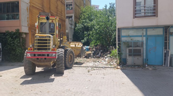 Yunusemre'de evden 13 kamyon çöp çıktı