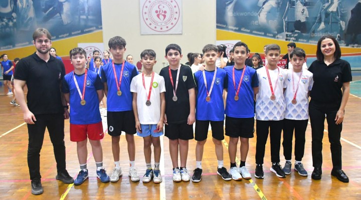 Yunusemreli Badmintoncular 15 yaş altında il şampiyonu oldu