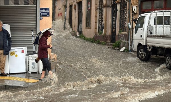 İzmir'de kuvvetli sağanak!